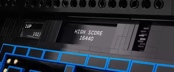 「『パックマン』のアーケード筐体を再現したレゴが発売決定。レバーを回すとゲーム画面が動くギミックを搭載し、海外へ向けて6月4日に発売予定。価格は3万5480円」の画像