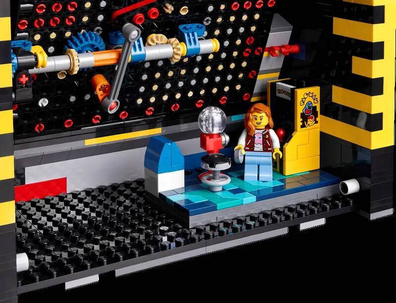 『パックマン』のアーケード筐体を再現したレゴが発売決定。レバーを回すとゲーム画面が動くギミックを搭載し、海外へ向けて6月4日に発売予定。価格は3万5480円