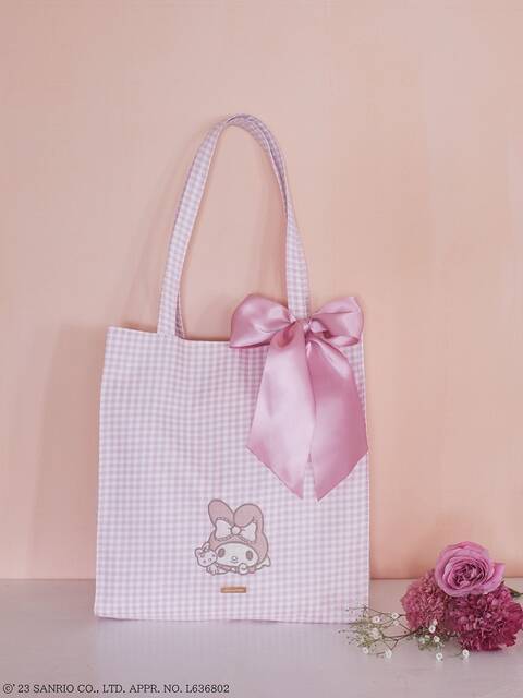 『マイメロディ』の誕生日を祝した「Maison de FLEUR」コラボアイテムが発売決定！ ピンク色のかわいいトートバッグやポート、パスケースなど登場