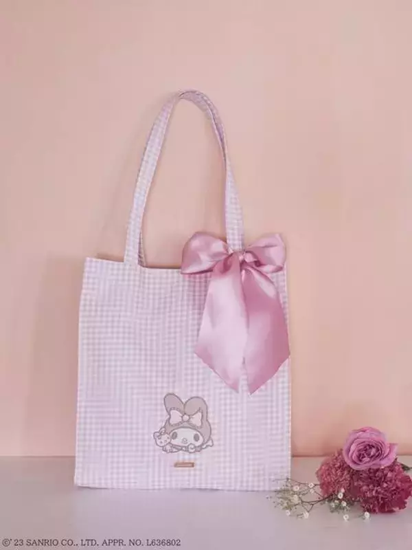 「『マイメロディ』の誕生日を祝した「Maison de FLEUR」コラボアイテムが発売決定！ ピンク色のかわいいトートバッグやポート、パスケースなど登場」の画像