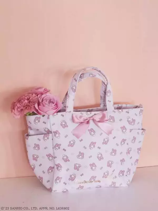 「『マイメロディ』の誕生日を祝した「Maison de FLEUR」コラボアイテムが発売決定！ ピンク色のかわいいトートバッグやポート、パスケースなど登場」の画像