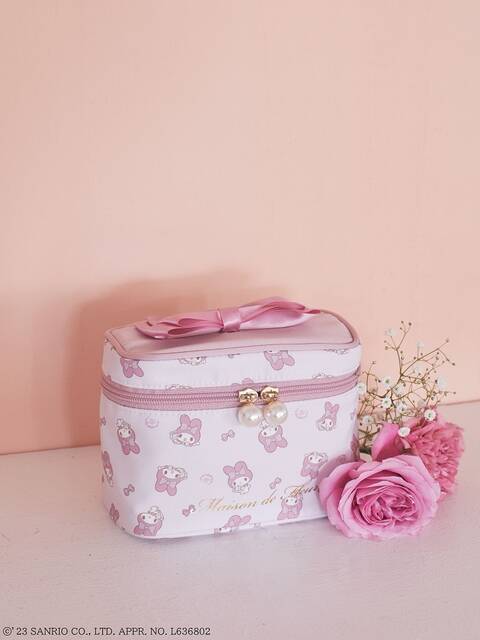 『マイメロディ』の誕生日を祝した「Maison de FLEUR」コラボアイテムが発売決定！ ピンク色のかわいいトートバッグやポート、パスケースなど登場