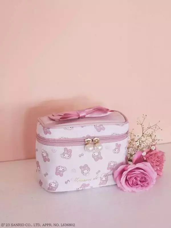 「『マイメロディ』の誕生日を祝した「Maison de FLEUR」コラボアイテムが発売決定！ ピンク色のかわいいトートバッグやポート、パスケースなど登場」の画像