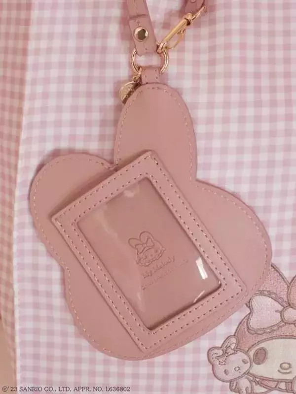 「『マイメロディ』の誕生日を祝した「Maison de FLEUR」コラボアイテムが発売決定！ ピンク色のかわいいトートバッグやポート、パスケースなど登場」の画像