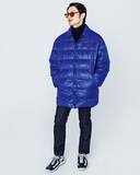 「「プラダ」で大人の全身コーデ。レトロなダウンコート＆スニーカーで冬のマリンスタイルを」の画像1