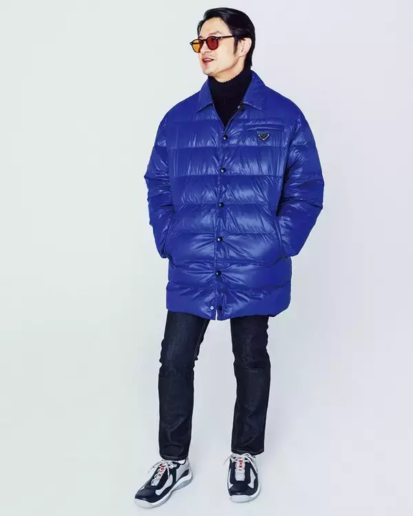 「プラダ」で大人の全身コーデ。レトロなダウンコート＆スニーカーで冬のマリンスタイルを