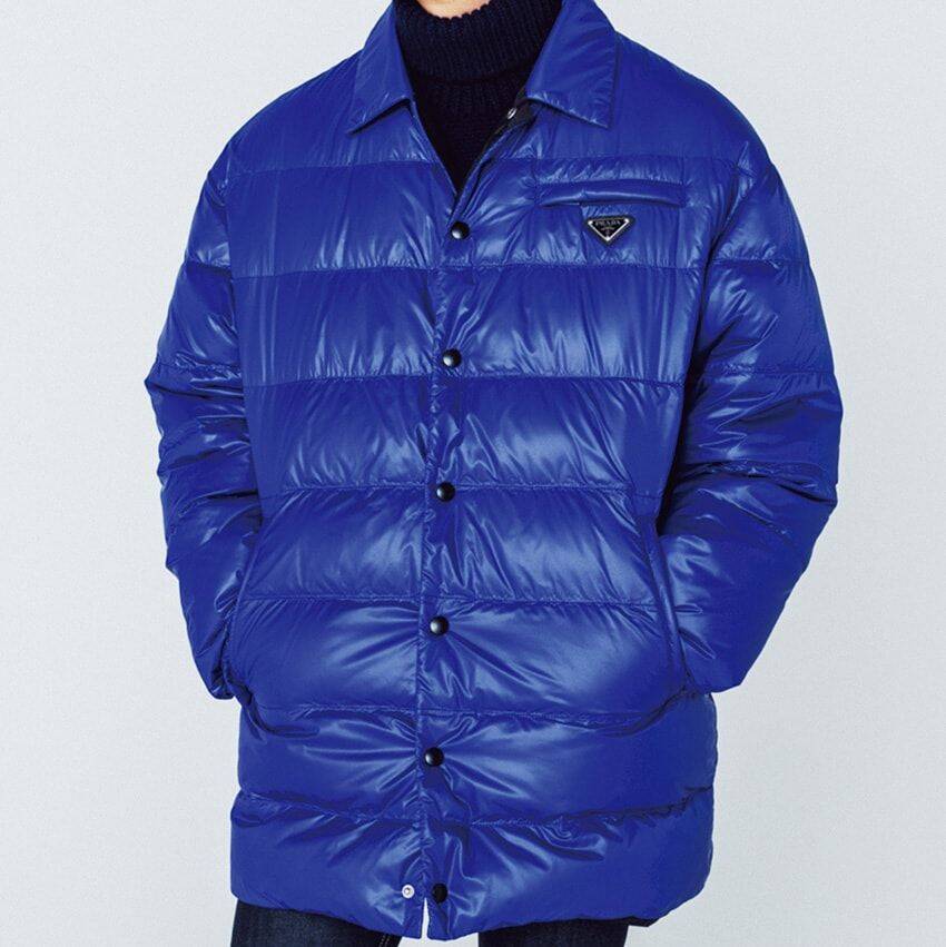 「プラダ」で大人の全身コーデ。レトロなダウンコート＆スニーカーで冬のマリンスタイルを