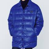 「「プラダ」で大人の全身コーデ。レトロなダウンコート＆スニーカーで冬のマリンスタイルを」の画像2