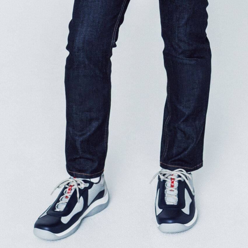 「プラダ」で大人の全身コーデ。レトロなダウンコート＆スニーカーで冬のマリンスタイルを