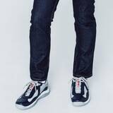 「「プラダ」で大人の全身コーデ。レトロなダウンコート＆スニーカーで冬のマリンスタイルを」の画像3