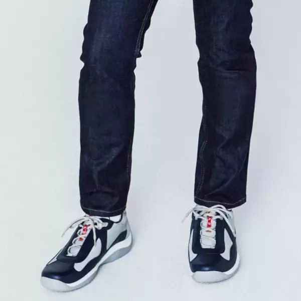 「「プラダ」で大人の全身コーデ。レトロなダウンコート＆スニーカーで冬のマリンスタイルを」の画像