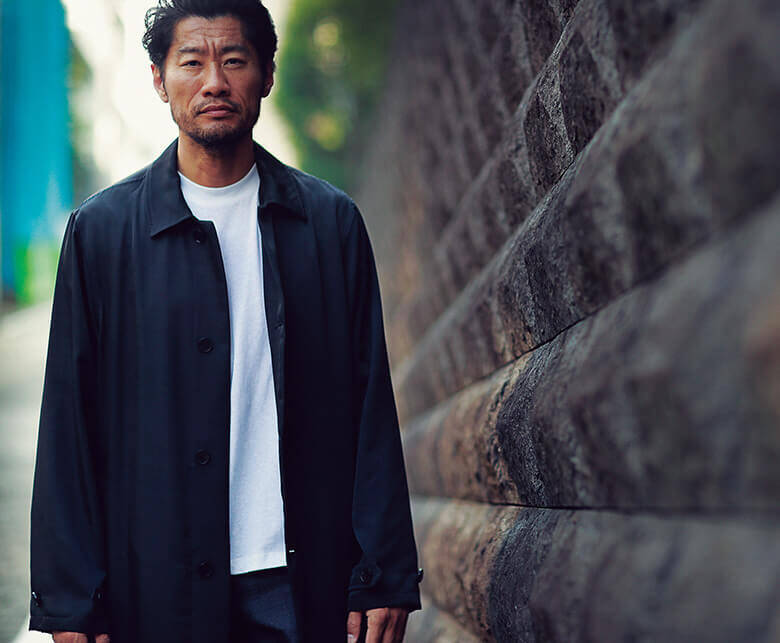 Tシャツに羽織るだけでキマるジル サンダー＆ボッテガの黒コート (2019 