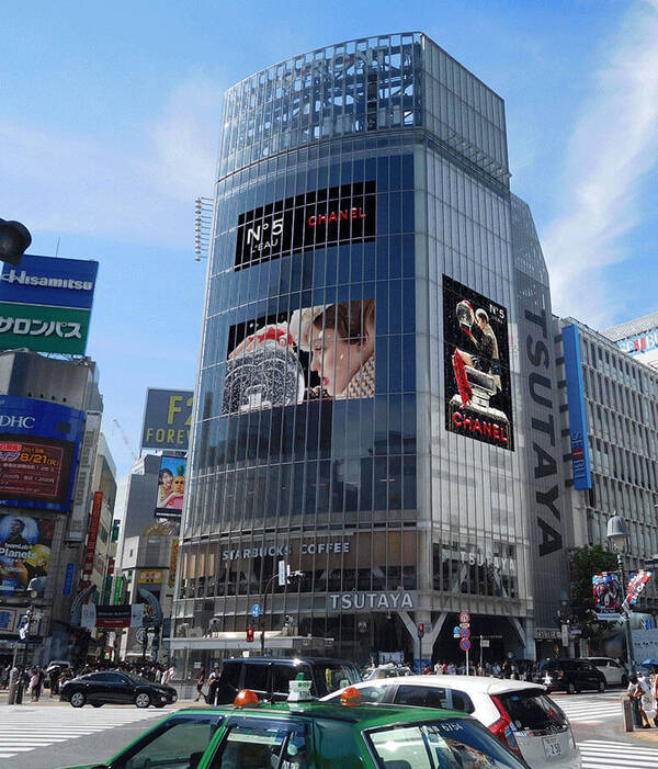 香水ボトルのスノードームが出現 クリスマスの渋谷がシャネルに染まる 19年12月5日 エキサイトニュース