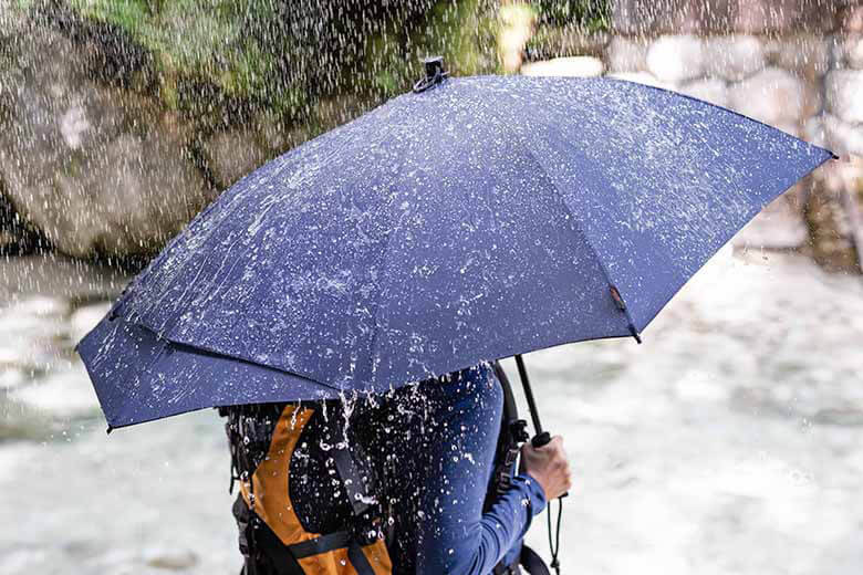 雨の日の背中びしょ濡れ問題 解決 リュック派必携な傘がドイツから 年3月28日 エキサイトニュース