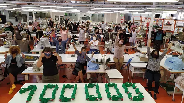 「20万枚を目指すラコステの医療用マスク生産。引き続きお世ワニなります」の画像