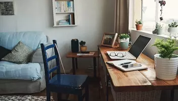 トヨタやカルビーが在宅勤務制度を拡充 手当など必要な仕組み