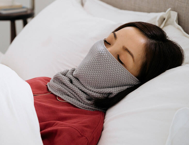 布団を顔まで被る人は要注意 寝不足 乾燥対策に 寝ながらフェイスウォーマー を 年10月22日 エキサイトニュース