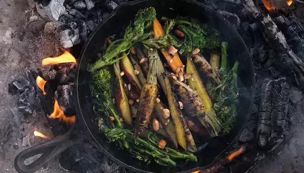 この春、楽しみたい「焚き火料理」。プロフェッショナルによるポイント解説