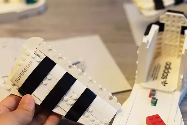 「総制作時間3時間22分。LEGOのアディダス・スーパースターを作ってみた！」の画像