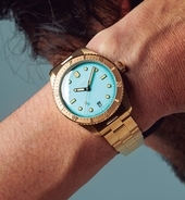 レトロサーフなスタイルに映える「オリス」のブロンズ時計は海男の新定番だ
