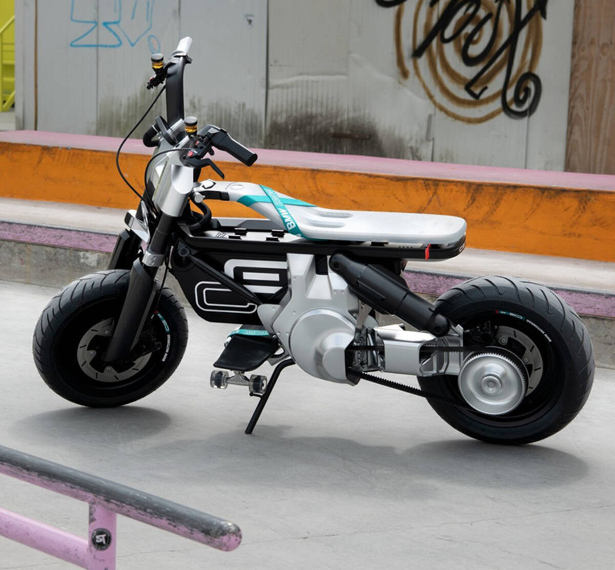 BMWの電動バイクがセンスいい！ 水平対向でもツアラーでもない新  