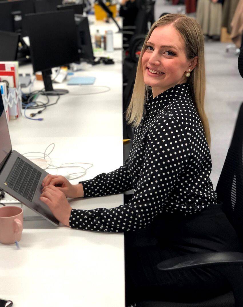 アルサーガでバリバリ働くスウェーデン人の看板娘が、実家の犬に想いを馳せていた (2022年1月13日