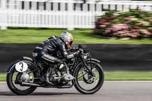 動画 当て逃げ犯はサンタさんが許さないぜ フランスのライダーがヒーローすぎる件 バイクを楽しむショートニュースメディアplay For Ride プレイフォーライド