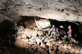 こんな場所に ?! │洞窟探検家グループが鉱山に埋もれていた車を発見