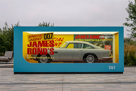 DB5 を収めた巨大なコーギー・ボックスを展示！｜アストンマーティンが『No Time To Die』キャンペーンを開始