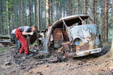「森の中で見捨てられていたボロボロのVWバスを救出」の画像2