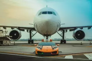 ランボルギーニ ウラカンの飛行機誘導カーが導入される 19年6月18日 エキサイトニュース