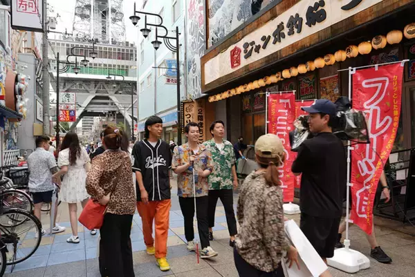 「話題の街ブラ番組が全国再放送！　濱田祐太郎が『ブラリモウドク』で得た確信とは？」の画像