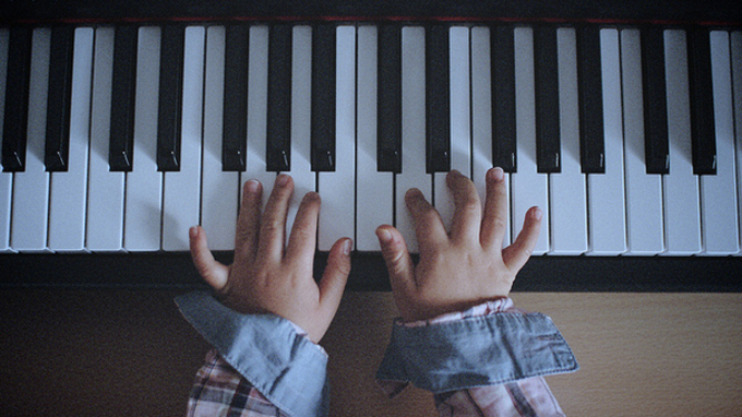 赤ちゃんが泣き止む 奇跡のcmソング タケモトピアノの歌 がメジャーデビュー 13年1月25日 エキサイトニュース