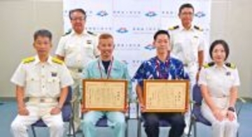 ビーチで結婚式の撮影中、溺れている韓国人を救助　海保が会社員に感謝状　沖縄・読谷村