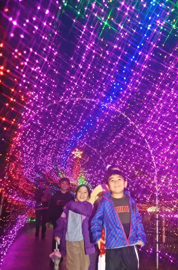 「サンタさんに会えた」心うきうき　沖縄こどもの国で「クリスマスファンタジー」開幕　12月31日まで