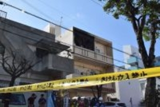 「ボンボンという音がして外を見たら白い煙が…」　那覇市のアパートで火災　1室が全焼し30代男性が搬送