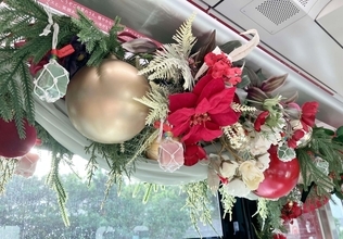 癒やしの香り「アロマトレイン」乗ってみて　ゆいレールが首里石鹸とコラボ　クリスマスらしい装飾も