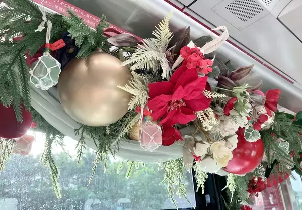 癒やしの香り「アロマトレイン」乗ってみて　ゆいレールが首里石鹸とコラボ　クリスマスらしい装飾も