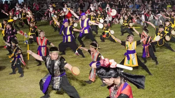 エイサーや武術　演舞圧巻　多彩なステージに観客酔心　てだこまつりに１０万人楽しむ　沖縄・浦添市