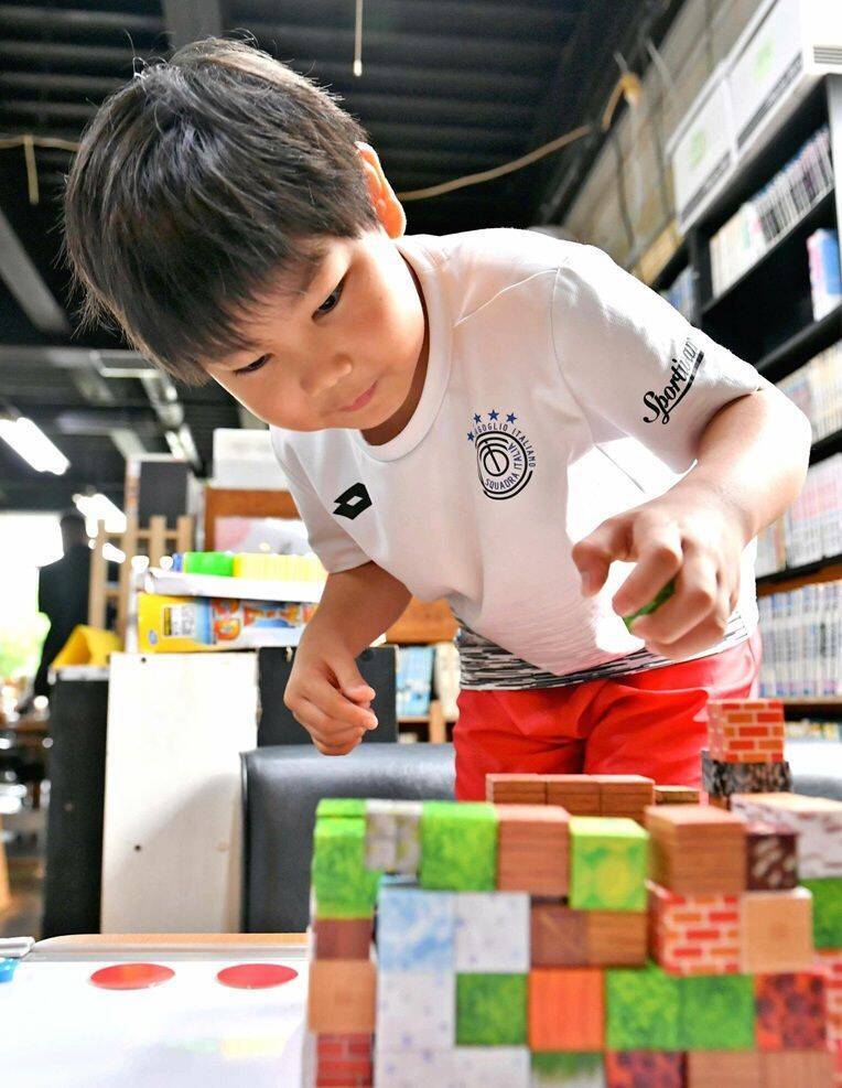 中学生以下は無料、大人も500円で時間制限なし！　元教師が沖縄・北中城に開いた「キセキ」の漫画喫茶とは【写真たっぷり】