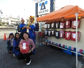 一足早いＸマス！ビンテージランドセルを無料配布　沖縄市の給油所「ハローシーサー松本店」