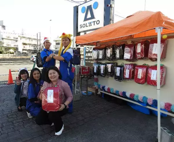 一足早いＸマス！ビンテージランドセルを無料配布　沖縄市の給油所「ハローシーサー松本店」