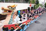 「「ヒヤッサッ」威勢良く爬龍船を漕ぐ　海ではなく陸地で行う「小湾アギバーリー」厳かに　沖縄・浦添市」の画像1