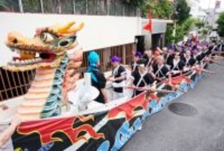 「ヒヤッサッ」威勢良く爬龍船を漕ぐ　海ではなく陸地で行う「小湾アギバーリー」厳かに　沖縄・浦添市