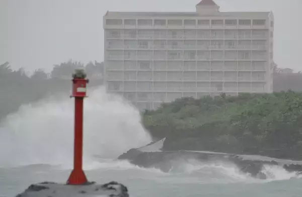 【台風9号】先島諸島にかなり接近　沖縄本島一部も暴風域に　宮古島で最大瞬間風速40メートル　県内4人けが（11日午前6時）