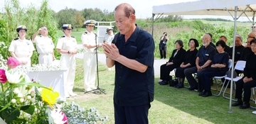米軍爆撃で殉職した父　娘「思わぬ最期だったろう」　伊江島灯台職員と家族ら悼む慰霊祭