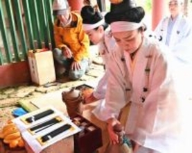 琉球王家の安寧を祈願した伝統儀式　首里城へ「美御水」を奉納　「来年も平和な世でありますように」　　