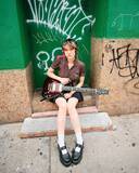 「メイ・シモネスが日本ツアーで初来沖！ レッチリのフリーもどハマり　日英両語を織り交ぜた「新世代のインディ・ポップ」」の画像1