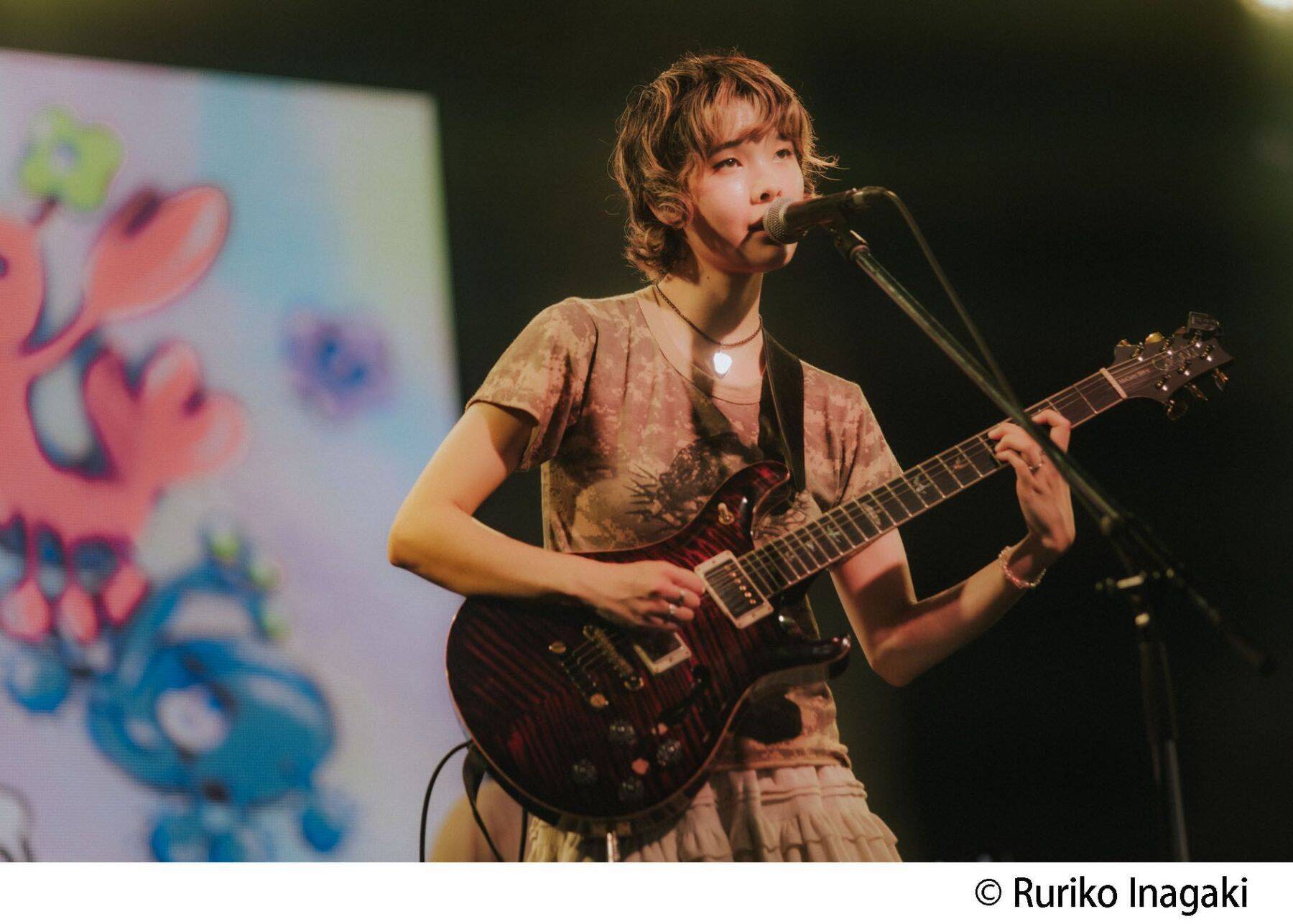 メイ・シモネスが日本ツアーで初来沖！ レッチリのフリーもどハマり　日英両語を織り交ぜた「新世代のインディ・ポップ」