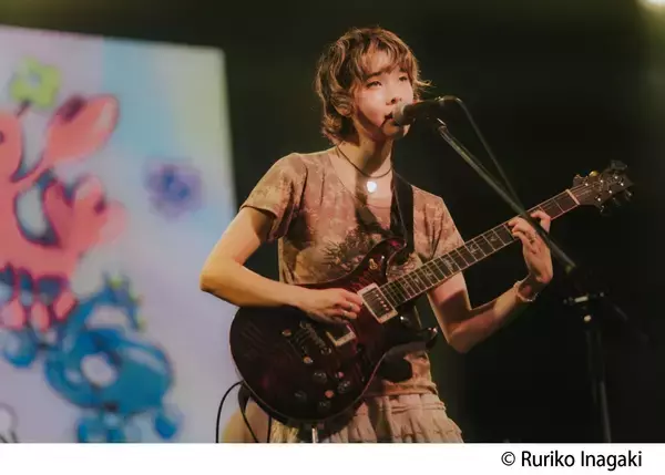 「メイ・シモネスが日本ツアーで初来沖！ レッチリのフリーもどハマり　日英両語を織り交ぜた「新世代のインディ・ポップ」」の画像